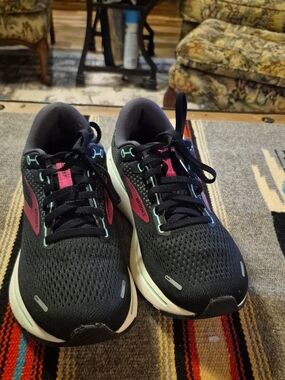 Brooks"Ghost14" Wmns Running Shoe in the "Black/Pink/YuccacolorwaySz9. (#1855Sh)